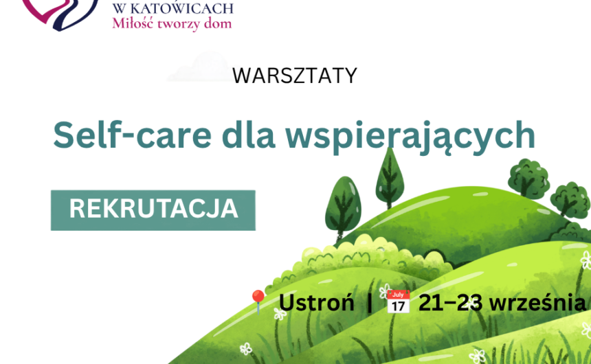 Obrazek przedstawiający wzniesienie z zieloną trawą i drzewami. Na dole znajdują się logotypy unijne, flaga Polski oraz logotyp Województwa Śląskiego. Na górze obrazka zamieszczono logotyp Śląskiego Ośrodka Adopcyjnego. Plakat informuje o rekrutacji na warsztaty Self-care dla wspierających