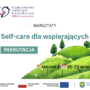 Obrazek przedstawiający wzniesienie z zieloną trawą i drzewami. Na dole znajdują się logotypy unijne, flaga Polski oraz logotyp Województwa Śląskiego. Na górze obrazka zamieszczono logotyp Śląskiego Ośrodka Adopcyjnego. Plakat informuje o rekrutacji na warsztaty Self-care dla wspierających